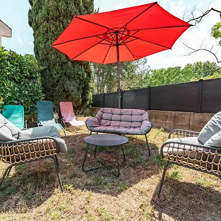 Air-conditioned House With Pool Sleeps 6 *