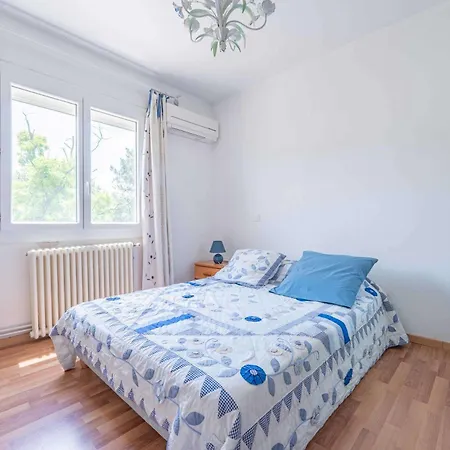 Holiday home Air-conditioned House With Pool Sleeps 6